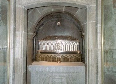 Zilveren schrijn met de relieken van Apostel Sint Jacobus de Meerdere in de Romaanse crypte van de Kathedraal